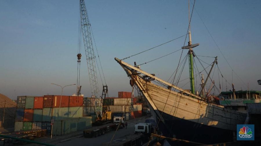 Sayup suara ombak menyusup hingga ke ruang-ruang sempit Kapal yang tengah bersandar di Pelabuhan Sunda Kelapa, Jakarta Utara, Rabu (29/7/2020) petang itu. Sejumlah anak dengan berani tengah asik melompat bergantian dari atas kapal, sambil berteriak.
Sunda Kelapa adalah nama pelabuhan yang berada di ujung utara Jakarta. Pelabuhan ini sudah ada sejak ratusan tahun lalu. Pada zaman kerajaan, Sunda Kelapa adalah pusat perdagangan. Kini, meski telah dimakan usia, pelabuhan ini masih tetap ramai.
Banyak orang mengais rezeki di Pelabuhan Sunda Kelapa. Ada pedagang, nelayan, Anak Buah Kapal (ABK), pemberi jasa sampan, hingga buruh angkut. Semua tumpah ruah menjadi satu. Namun bagi anak-anak sunda kelapa adalah tempat paling asik untuk bermain.

Pelabuhan Sunda Kelapa lambat laun tidak terlihat sesibuk saat masa jayanya. Kini, pelabuhan tersebut dikelola oleh PT Pelindo II dan tidak mengantongi sertifikasi International Ship and Port Security karena sifat pelayanan jasanya hanya untuk melayani kapal antar pulau di dalam negeri.

Dari sisi ekonomi pelabuhan ini masih cukup strategis, mengingat berdekatan dengan pusat-pusat perdagangan di Jakarta seperti Glodok, Pasar Pagi, Mangga Dua, dan lain-lainnya. Menjadi buruh kuli angkut mungkin bukan hal yang dicita-citakn oleh banyak orang. Namun ketika tidak ada lagi keahlian yang bisa ditawarkan selain tenaga kasar maka menjadi buruh kasar sebagai kuli angkut pun harus dijalani.

Setidaknya ini yang tertangkap saat melihat potret para kuli angkut di Pelabuhan Sunda Kelapa Jakarta Utara. Dalam sehari para pekerja kuli angkut ini mampu membongkar muatan dengan berat total 300ton. Beban sebesar ini dikerjakan oleh 20an orang pekerja.  (CNBC Indonesia/ Muhammad Sabki)