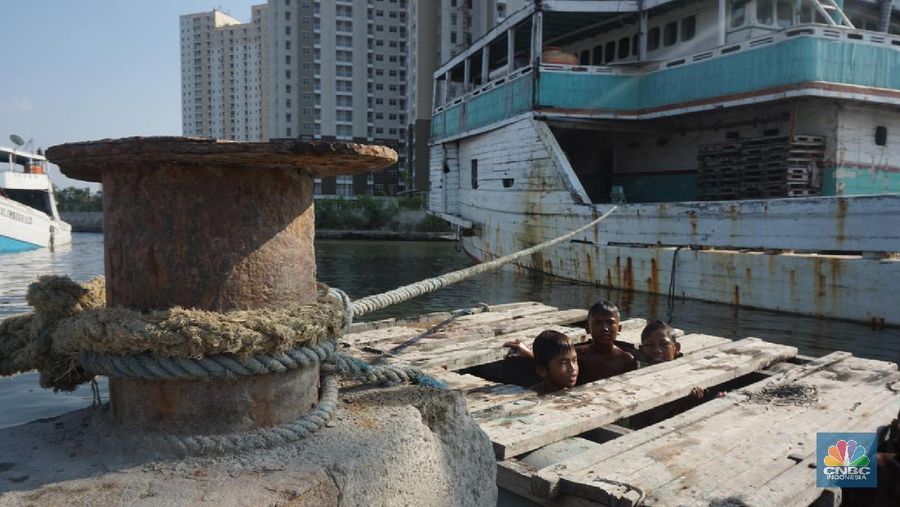 Sayup suara ombak menyusup hingga ke ruang-ruang sempit Kapal yang tengah bersandar di Pelabuhan Sunda Kelapa, Jakarta Utara, Rabu (29/7/2020) petang itu. Sejumlah anak dengan berani tengah asik melompat bergantian dari atas kapal, sambil berteriak.
Sunda Kelapa adalah nama pelabuhan yang berada di ujung utara Jakarta. Pelabuhan ini sudah ada sejak ratusan tahun lalu. Pada zaman kerajaan, Sunda Kelapa adalah pusat perdagangan. Kini, meski telah dimakan usia, pelabuhan ini masih tetap ramai.
Banyak orang mengais rezeki di Pelabuhan Sunda Kelapa. Ada pedagang, nelayan, Anak Buah Kapal (ABK), pemberi jasa sampan, hingga buruh angkut. Semua tumpah ruah menjadi satu. Namun bagi anak-anak sunda kelapa adalah tempat paling asik untuk bermain.

Pelabuhan Sunda Kelapa lambat laun tidak terlihat sesibuk saat masa jayanya. Kini, pelabuhan tersebut dikelola oleh PT Pelindo II dan tidak mengantongi sertifikasi International Ship and Port Security karena sifat pelayanan jasanya hanya untuk melayani kapal antar pulau di dalam negeri.

Dari sisi ekonomi pelabuhan ini masih cukup strategis, mengingat berdekatan dengan pusat-pusat perdagangan di Jakarta seperti Glodok, Pasar Pagi, Mangga Dua, dan lain-lainnya. Menjadi buruh kuli angkut mungkin bukan hal yang dicita-citakn oleh banyak orang. Namun ketika tidak ada lagi keahlian yang bisa ditawarkan selain tenaga kasar maka menjadi buruh kasar sebagai kuli angkut pun harus dijalani.

Setidaknya ini yang tertangkap saat melihat potret para kuli angkut di Pelabuhan Sunda Kelapa Jakarta Utara. Dalam sehari para pekerja kuli angkut ini mampu membongkar muatan dengan berat total 300ton. Beban sebesar ini dikerjakan oleh 20an orang pekerja.  (CNBC Indonesia/ Muhammad Sabki)
