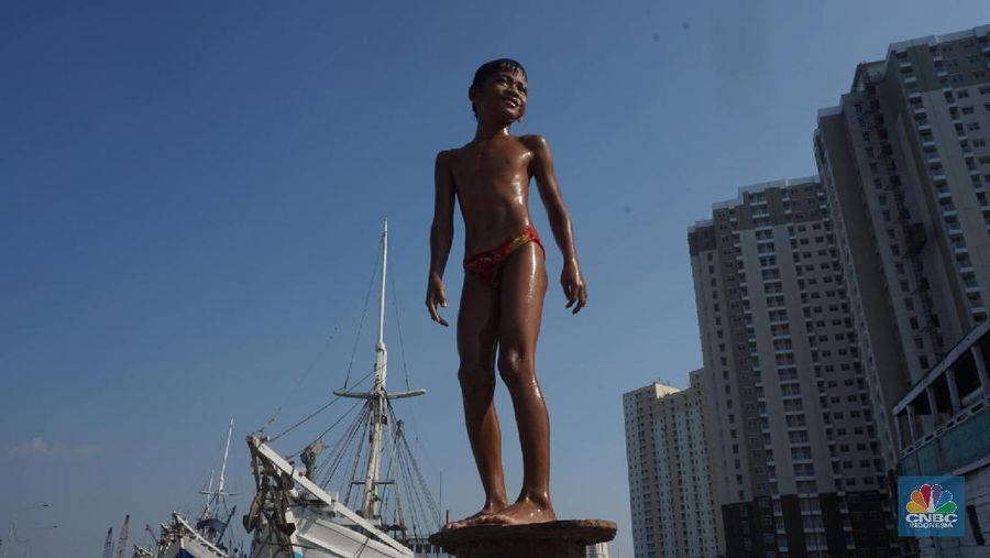 Sayup suara ombak menyusup hingga ke ruang-ruang sempit Kapal yang tengah bersandar di Pelabuhan Sunda Kelapa, Jakarta Utara, Rabu (29/7/2020) petang itu. Sejumlah anak dengan berani tengah asik melompat bergantian dari atas kapal, sambil berteriak.
Sunda Kelapa adalah nama pelabuhan yang berada di ujung utara Jakarta. Pelabuhan ini sudah ada sejak ratusan tahun lalu. Pada zaman kerajaan, Sunda Kelapa adalah pusat perdagangan. Kini, meski telah dimakan usia, pelabuhan ini masih tetap ramai.
Banyak orang mengais rezeki di Pelabuhan Sunda Kelapa. Ada pedagang, nelayan, Anak Buah Kapal (ABK), pemberi jasa sampan, hingga buruh angkut. Semua tumpah ruah menjadi satu. Namun bagi anak-anak sunda kelapa adalah tempat paling asik untuk bermain.

Pelabuhan Sunda Kelapa lambat laun tidak terlihat sesibuk saat masa jayanya. Kini, pelabuhan tersebut dikelola oleh PT Pelindo II dan tidak mengantongi sertifikasi International Ship and Port Security karena sifat pelayanan jasanya hanya untuk melayani kapal antar pulau di dalam negeri.

Dari sisi ekonomi pelabuhan ini masih cukup strategis, mengingat berdekatan dengan pusat-pusat perdagangan di Jakarta seperti Glodok, Pasar Pagi, Mangga Dua, dan lain-lainnya. Menjadi buruh kuli angkut mungkin bukan hal yang dicita-citakn oleh banyak orang. Namun ketika tidak ada lagi keahlian yang bisa ditawarkan selain tenaga kasar maka menjadi buruh kasar sebagai kuli angkut pun harus dijalani.

Setidaknya ini yang tertangkap saat melihat potret para kuli angkut di Pelabuhan Sunda Kelapa Jakarta Utara. Dalam sehari para pekerja kuli angkut ini mampu membongkar muatan dengan berat total 300ton. Beban sebesar ini dikerjakan oleh 20an orang pekerja.  (CNBC Indonesia/ Muhammad Sabki)