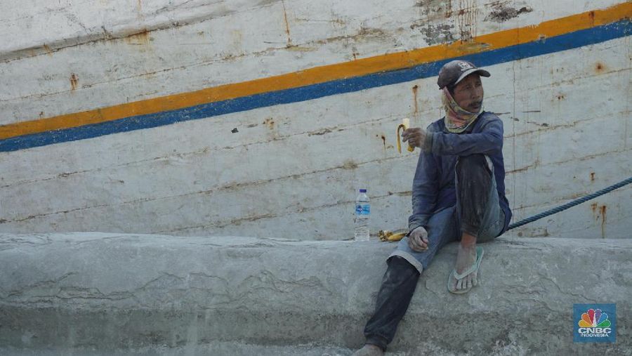 Sayup suara ombak menyusup hingga ke ruang-ruang sempit Kapal yang tengah bersandar di Pelabuhan Sunda Kelapa, Jakarta Utara, Rabu (29/7/2020) petang itu. Sejumlah anak dengan berani tengah asik melompat bergantian dari atas kapal, sambil berteriak.
Sunda Kelapa adalah nama pelabuhan yang berada di ujung utara Jakarta. Pelabuhan ini sudah ada sejak ratusan tahun lalu. Pada zaman kerajaan, Sunda Kelapa adalah pusat perdagangan. Kini, meski telah dimakan usia, pelabuhan ini masih tetap ramai.
Banyak orang mengais rezeki di Pelabuhan Sunda Kelapa. Ada pedagang, nelayan, Anak Buah Kapal (ABK), pemberi jasa sampan, hingga buruh angkut. Semua tumpah ruah menjadi satu. Namun bagi anak-anak sunda kelapa adalah tempat paling asik untuk bermain.

Pelabuhan Sunda Kelapa lambat laun tidak terlihat sesibuk saat masa jayanya. Kini, pelabuhan tersebut dikelola oleh PT Pelindo II dan tidak mengantongi sertifikasi International Ship and Port Security karena sifat pelayanan jasanya hanya untuk melayani kapal antar pulau di dalam negeri.

Dari sisi ekonomi pelabuhan ini masih cukup strategis, mengingat berdekatan dengan pusat-pusat perdagangan di Jakarta seperti Glodok, Pasar Pagi, Mangga Dua, dan lain-lainnya. Menjadi buruh kuli angkut mungkin bukan hal yang dicita-citakn oleh banyak orang. Namun ketika tidak ada lagi keahlian yang bisa ditawarkan selain tenaga kasar maka menjadi buruh kasar sebagai kuli angkut pun harus dijalani.

Setidaknya ini yang tertangkap saat melihat potret para kuli angkut di Pelabuhan Sunda Kelapa Jakarta Utara. Dalam sehari para pekerja kuli angkut ini mampu membongkar muatan dengan berat total 300ton. Beban sebesar ini dikerjakan oleh 20an orang pekerja.  (CNBC Indonesia/ Muhammad Sabki)