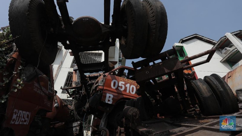 Kendaraan armada tua menumpuk dibelakang rusun Cengkareng, Jakarta Barat, Rabu (29/7/20). (CNBC Indonesia/Tri Susilo) 

Lahan rusun belakang Cengkareng, Jakarta Barat menjadi tempat penampungan kendaraan pengangkut sampah tua yang tak lagi dipakai.

Berdasarkan pantauan CNBC Indonesia pada Rabu (29/7/20), belakang halaman rusun tersebut dipenuhi truk sampah yang terlihat tua. Beberapa bagiannya berkarat dan keropos. Truk sampah itu ditumpuk begitu saja.

Dulunya mobil-mobil tak terpakai tersebut diletakkan berbaris di halaman belakang rusun Cengkareng Hingga akhirnya, pihak Sudin Lingkungan Hidup Jakarta Barat bersiasat untuk meletakkannya secara bertumpuk.   

Ada kurang lebih 30 kendaraan kendaraan yang terparkir di halaman rusun tersebut . Ada pula mobil tangki air yang diparkir di atas tumpukan.   

Kondisi kendaraan-kendaraan tersebut berbeda-beda. Ada yang sudah tak memiliki ban, kaca pecah, bodi penyok, jok mobil reyot dan lainnya.  

Dilokasi pemumpukan kendaraan dimanfaatkan sebagian warga mencari rumput untuk pakan hewan mereka.

Kondisi ini dimanfaatkan anak anak yang tidur didalam tumpukan kendaraan.

 kendaraan tersebut sudah tidak layak pakai. Kendaraan itu ada sejak 1997 dan kini rusak. (CNBC Indonesia/ Tri Susilo)