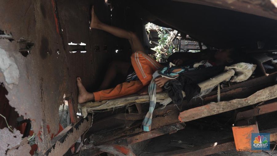 Kendaraan armada tua menumpuk dibelakang rusun Cengkareng, Jakarta Barat, Rabu (29/7/20). (CNBC Indonesia/Tri Susilo) 

Lahan rusun belakang Cengkareng, Jakarta Barat menjadi tempat penampungan kendaraan pengangkut sampah tua yang tak lagi dipakai.

Berdasarkan pantauan CNBC Indonesia pada Rabu (29/7/20), belakang halaman rusun tersebut dipenuhi truk sampah yang terlihat tua. Beberapa bagiannya berkarat dan keropos. Truk sampah itu ditumpuk begitu saja.

Dulunya mobil-mobil tak terpakai tersebut diletakkan berbaris di halaman belakang rusun Cengkareng Hingga akhirnya, pihak Sudin Lingkungan Hidup Jakarta Barat bersiasat untuk meletakkannya secara bertumpuk.   

Ada kurang lebih 30 kendaraan kendaraan yang terparkir di halaman rusun tersebut . Ada pula mobil tangki air yang diparkir di atas tumpukan.   

Kondisi kendaraan-kendaraan tersebut berbeda-beda. Ada yang sudah tak memiliki ban, kaca pecah, bodi penyok, jok mobil reyot dan lainnya.  

Dilokasi pemumpukan kendaraan dimanfaatkan sebagian warga mencari rumput untuk pakan hewan mereka.

Kondisi ini dimanfaatkan anak anak yang tidur didalam tumpukan kendaraan.

 kendaraan tersebut sudah tidak layak pakai. Kendaraan itu ada sejak 1997 dan kini rusak. (CNBC Indonesia/ Tri Susilo)