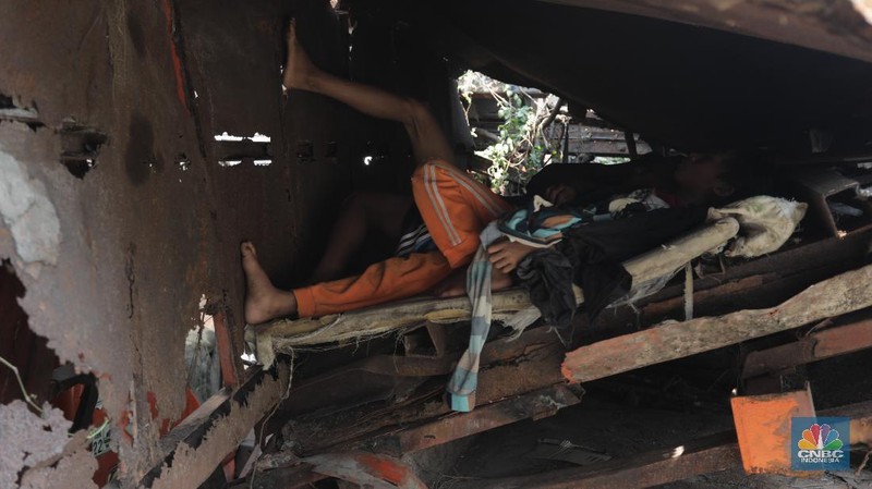 Kendaraan armada tua menumpuk dibelakang rusun Cengkareng, Jakarta Barat, Rabu (29/7/20). (CNBC Indonesia/Tri Susilo) 

Lahan rusun belakang Cengkareng, Jakarta Barat menjadi tempat penampungan kendaraan pengangkut sampah tua yang tak lagi dipakai.

Berdasarkan pantauan CNBC Indonesia pada Rabu (29/7/20), belakang halaman rusun tersebut dipenuhi truk sampah yang terlihat tua. Beberapa bagiannya berkarat dan keropos. Truk sampah itu ditumpuk begitu saja.

Dulunya mobil-mobil tak terpakai tersebut diletakkan berbaris di halaman belakang rusun Cengkareng Hingga akhirnya, pihak Sudin Lingkungan Hidup Jakarta Barat bersiasat untuk meletakkannya secara bertumpuk.   

Ada kurang lebih 30 kendaraan kendaraan yang terparkir di halaman rusun tersebut . Ada pula mobil tangki air yang diparkir di atas tumpukan.   

Kondisi kendaraan-kendaraan tersebut berbeda-beda. Ada yang sudah tak memiliki ban, kaca pecah, bodi penyok, jok mobil reyot dan lainnya.  

Dilokasi pemumpukan kendaraan dimanfaatkan sebagian warga mencari rumput untuk pakan hewan mereka.

Kondisi ini dimanfaatkan anak anak yang tidur didalam tumpukan kendaraan.

 kendaraan tersebut sudah tidak layak pakai. Kendaraan itu ada sejak 1997 dan kini rusak. (CNBC Indonesia/ Tri Susilo)