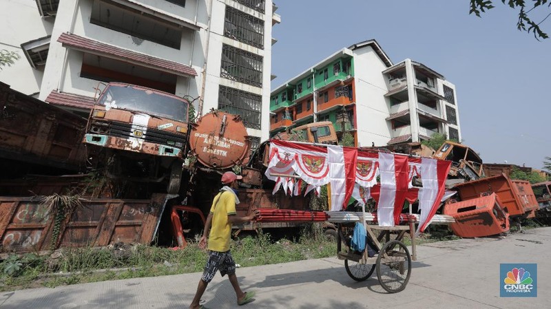Kendaraan armada tua menumpuk dibelakang rusun Cengkareng, Jakarta Barat, Rabu (29/7/20). (CNBC Indonesia/Tri Susilo) 

Lahan rusun belakang Cengkareng, Jakarta Barat menjadi tempat penampungan kendaraan pengangkut sampah tua yang tak lagi dipakai.

Berdasarkan pantauan CNBC Indonesia pada Rabu (29/7/20), belakang halaman rusun tersebut dipenuhi truk sampah yang terlihat tua. Beberapa bagiannya berkarat dan keropos. Truk sampah itu ditumpuk begitu saja.

Dulunya mobil-mobil tak terpakai tersebut diletakkan berbaris di halaman belakang rusun Cengkareng Hingga akhirnya, pihak Sudin Lingkungan Hidup Jakarta Barat bersiasat untuk meletakkannya secara bertumpuk.   

Ada kurang lebih 30 kendaraan kendaraan yang terparkir di halaman rusun tersebut . Ada pula mobil tangki air yang diparkir di atas tumpukan.   

Kondisi kendaraan-kendaraan tersebut berbeda-beda. Ada yang sudah tak memiliki ban, kaca pecah, bodi penyok, jok mobil reyot dan lainnya.  

Dilokasi pemumpukan kendaraan dimanfaatkan sebagian warga mencari rumput untuk pakan hewan mereka.

Kondisi ini dimanfaatkan anak anak yang tidur didalam tumpukan kendaraan.

 kendaraan tersebut sudah tidak layak pakai. Kendaraan itu ada sejak 1997 dan kini rusak. (CNBC Indonesia/ Tri Susilo)