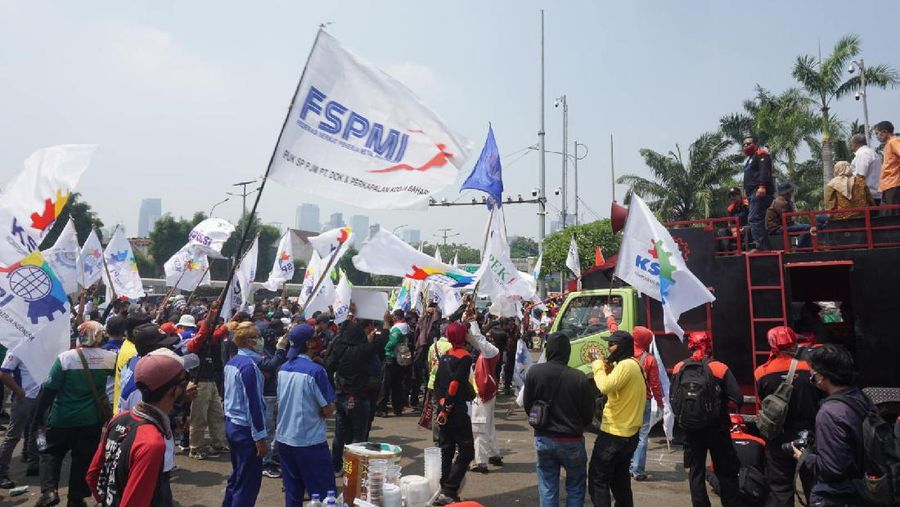 Kelompok massa yang tergabung dalam Konfederasi Serikat Pekerja Indonesia (KSPI) menggelar unjuk rasa di depan Komplek MPR/DPR, Jakarta, Rabu (29/7). Aksi tersebut menolak pembahasan Rancangan Undang-Undang Omnibuslaw Cipta Kerja. (CNBC Indonesia/ Muhammad Sabki)