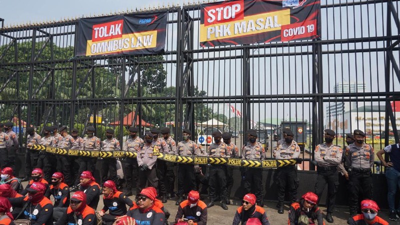 Kelompok massa yang tergabung dalam Konfederasi Serikat Pekerja Indonesia (KSPI) menggelar unjuk rasa di depan Komplek MPR/DPR, Jakarta, Rabu (29/7). Aksi tersebut menolak pembahasan Rancangan Undang-Undang Omnibuslaw Cipta Kerja. (CNBC Indonesia/ Muhammad Sabki)