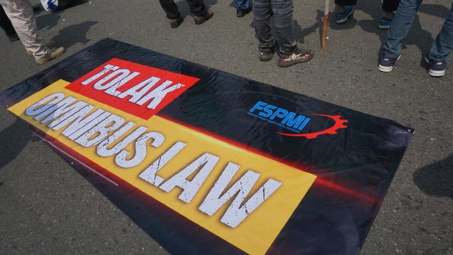 Kelompok massa yang tergabung dalam Konfederasi Serikat Pekerja Indonesia (KSPI) menggelar unjuk rasa di depan Komplek MPR/DPR, Jakarta, Rabu (29/7). Aksi tersebut menolak pembahasan Rancangan Undang-Undang Omnibuslaw Cipta Kerja. (CNBC Indonesia/ Muhammad Sabki)