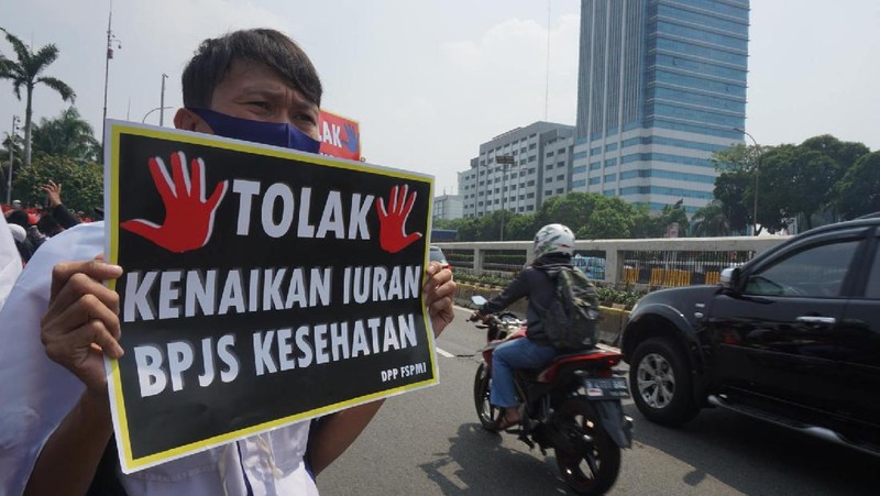 Kelompok massa yang tergabung dalam Konfederasi Serikat Pekerja Indonesia (KSPI) menggelar unjuk rasa di depan Komplek MPR/DPR, Jakarta, Rabu (29/7). Aksi tersebut menolak pembahasan Rancangan Undang-Undang Omnibuslaw Cipta Kerja. (CNBC Indonesia/ Muhammad Sabki)