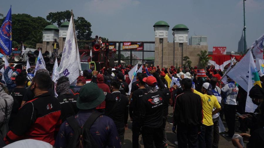 Kelompok massa yang tergabung dalam Konfederasi Serikat Pekerja Indonesia (KSPI) menggelar unjuk rasa di depan Komplek MPR/DPR, Jakarta, Rabu (29/7). Aksi tersebut menolak pembahasan Rancangan Undang-Undang Omnibuslaw Cipta Kerja. (CNBC Indonesia/ Muhammad Sabki)