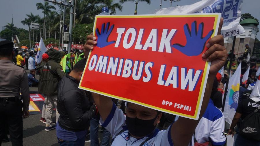 Kelompok massa yang tergabung dalam Konfederasi Serikat Pekerja Indonesia (KSPI) menggelar unjuk rasa di depan Komplek MPR/DPR, Jakarta, Rabu (29/7). Aksi tersebut menolak pembahasan Rancangan Undang-Undang Omnibuslaw Cipta Kerja. (CNBC Indonesia/ Muhammad Sabki)