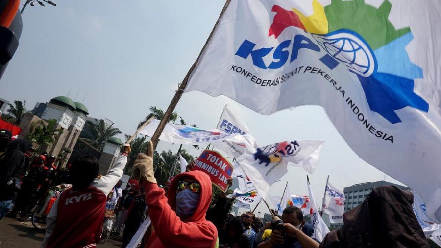 Kelompok massa yang tergabung dalam Konfederasi Serikat Pekerja Indonesia (KSPI) menggelar unjuk rasa di depan Komplek MPR/DPR, Jakarta, Rabu (29/7). Aksi tersebut menolak pembahasan Rancangan Undang-Undang Omnibuslaw Cipta Kerja. (CNBC Indonesia/ Muhammad Sabki)