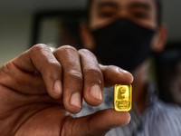 Harga Emas Turun, Beli Emas Mini Cuan Rugi Gak Sih?