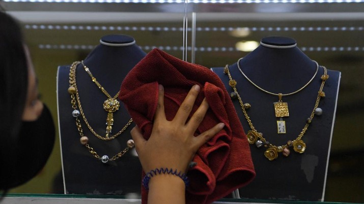 Pekerja menata perhiasan emas yang dijual di Cikini Gold Center, Jakarta, Senin (27/7/2020). Pada Senin (27/7), harga emas Antam berada di Rp997.000 per gram atau naik Rp8.000 per gram dibanding hari sebelumnya. ANTARA FOTO/Hafidz Mubarak A/pras.