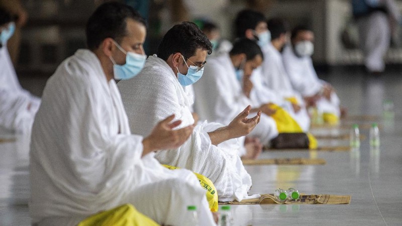 Robot pembawa air zamzam di Masjidil Haram. (Dok: Tangkapan layar Arab News)