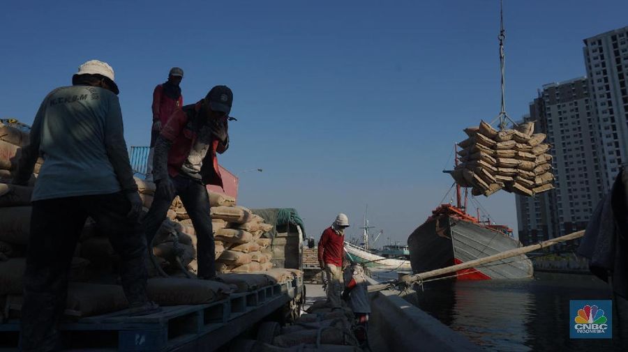 Sayup suara ombak menyusup hingga ke ruang-ruang sempit Kapal yang tengah bersandar di Pelabuhan Sunda Kelapa, Jakarta Utara, Rabu (29/7/2020) petang itu. Sejumlah anak dengan berani tengah asik melompat bergantian dari atas kapal, sambil berteriak.
Sunda Kelapa adalah nama pelabuhan yang berada di ujung utara Jakarta. Pelabuhan ini sudah ada sejak ratusan tahun lalu. Pada zaman kerajaan, Sunda Kelapa adalah pusat perdagangan. Kini, meski telah dimakan usia, pelabuhan ini masih tetap ramai.
Banyak orang mengais rezeki di Pelabuhan Sunda Kelapa. Ada pedagang, nelayan, Anak Buah Kapal (ABK), pemberi jasa sampan, hingga buruh angkut. Semua tumpah ruah menjadi satu. Namun bagi anak-anak sunda kelapa adalah tempat paling asik untuk bermain.
Pelabuhan Sunda Kelapa lambat laun tidak terlihat sesibuk saat masa jayanya. Kini, pelabuhan tersebut dikelola oleh PT Pelindo II dan tidak mengantongi sertifikasi International Ship and Port Security karena sifat pelayanan jasanya hanya untuk melayani kapal antar pulau di dalam negeri.
Dari sisi ekonomi pelabuhan ini masih cukup strategis, mengingat berdekatan dengan pusat-pusat perdagangan di Jakarta seperti Glodok, Pasar Pagi, Mangga Dua, dan lain-lainnya. Menjadi buruh kuli angkut mungkin bukan hal yang dicita-citakn oleh banyak orang. Namun ketika tidak ada lagi keahlian yang bisa ditawarkan selain tenaga kasar maka menjadi buruh kasar sebagai kuli angkut pun harus dijalani.
Setidaknya ini yang tertangkap saat melihat potret para kuli angkut di Pelabuhan Sunda Kelapa Jakarta Utara. Dalam sehari para pekerja kuli angkut ini mampu membongkar muatan dengan berat total 300ton. Beban sebesar ini dikerjakan oleh 20an orang pekerja. (²©²ÊÍøÕ¾/ Muhammad Sabki)