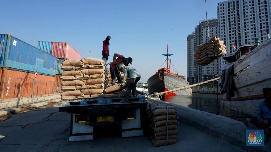 Sayup suara ombak menyusup hingga ke ruang-ruang sempit Kapal yang tengah bersandar di Pelabuhan Sunda Kelapa, Jakarta Utara, Rabu (29/7/2020) petang itu. Sejumlah anak dengan berani tengah asik melompat bergantian dari atas kapal, sambil berteriak.
Sunda Kelapa adalah nama pelabuhan yang berada di ujung utara Jakarta. Pelabuhan ini sudah ada sejak ratusan tahun lalu. Pada zaman kerajaan, Sunda Kelapa adalah pusat perdagangan. Kini, meski telah dimakan usia, pelabuhan ini masih tetap ramai.
Banyak orang mengais rezeki di Pelabuhan Sunda Kelapa. Ada pedagang, nelayan, Anak Buah Kapal (ABK), pemberi jasa sampan, hingga buruh angkut. Semua tumpah ruah menjadi satu. Namun bagi anak-anak sunda kelapa adalah tempat paling asik untuk bermain.
Pelabuhan Sunda Kelapa lambat laun tidak terlihat sesibuk saat masa jayanya. Kini, pelabuhan tersebut dikelola oleh PT Pelindo II dan tidak mengantongi sertifikasi International Ship and Port Security karena sifat pelayanan jasanya hanya untuk melayani kapal antar pulau di dalam negeri.
Dari sisi ekonomi pelabuhan ini masih cukup strategis, mengingat berdekatan dengan pusat-pusat perdagangan di Jakarta seperti Glodok, Pasar Pagi, Mangga Dua, dan lain-lainnya. Menjadi buruh kuli angkut mungkin bukan hal yang dicita-citakn oleh banyak orang. Namun ketika tidak ada lagi keahlian yang bisa ditawarkan selain tenaga kasar maka menjadi buruh kasar sebagai kuli angkut pun harus dijalani.
Setidaknya ini yang tertangkap saat melihat potret para kuli angkut di Pelabuhan Sunda Kelapa Jakarta Utara. Dalam sehari para pekerja kuli angkut ini mampu membongkar muatan dengan berat total 300ton. Beban sebesar ini dikerjakan oleh 20an orang pekerja. (²©²ÊÍøÕ¾/ Muhammad Sabki)