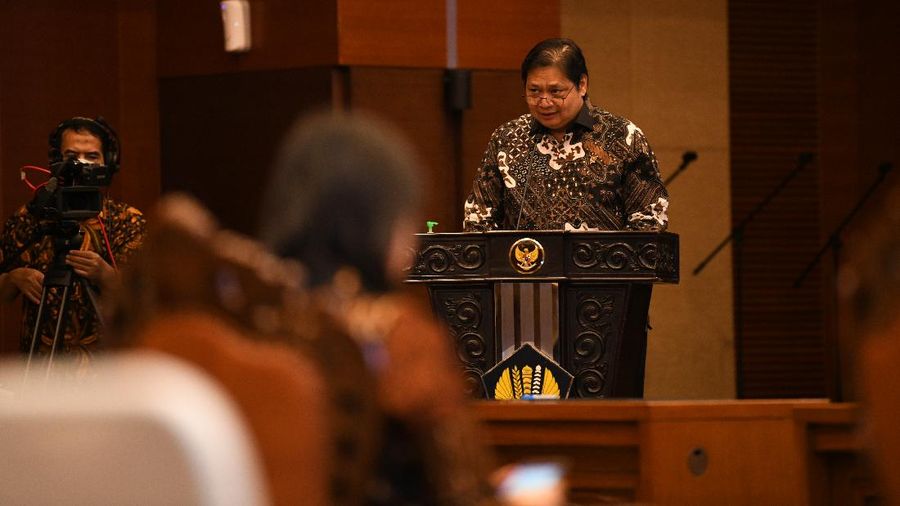 Menko Perekonomian Airlangga Hartarto di acara  Penandatanganan perjanjian kerja sama dan nota kesepahaman untuk program penjaminan pemerintah kepada korporasi padat karya dalam rangka percepatan pemulihan ekonomi nasional (Biro KLI-Kemenkeu)