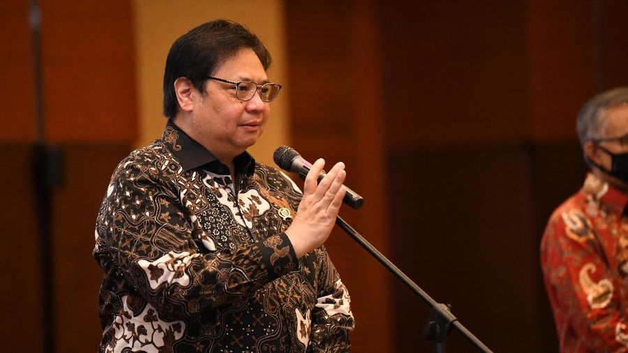 Menko Perekonomian Airlangga Hartarto di acara  Penandatanganan perjanjian kerja sama dan nota kesepahaman untuk program penjaminan pemerintah kepada korporasi padat karya dalam rangka percepatan pemulihan ekonomi nasional (Biro KLI-Kemenkeu)