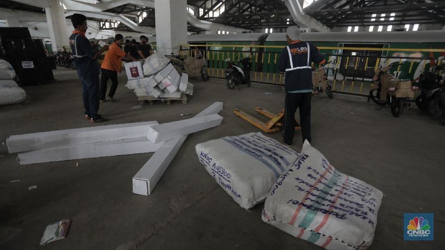 Aktivitas penerimaan barang yang akan dikirim ke kota-kota di Pulau Jawa dengan menggunakan jasa kereta barang yang dikelola oleh Rail Express di Stasiun Jakarta Gudang, Kampung Bandan, Jakarta, Rabu (29/7/2020). (վ/Tri Susilo)


Setelah sempat mengalami penurunan permintaan pengiriman barang di masa PSBB, mulai bulan Juni permintaan pengiriman barang mulai naik. 

Berdasar data PT Daop 1, pada periode 1 Juni-27 Juli Rail Express telah mengangkut 5.422 ton barang ke berbagai kota di Pulau Jawa.   


Rail Express menyediakan layanan kiriman barang retail di antaranya barang industri, paket, motor, produk UMKM, e-commerce, bahan pangan, dan lainnya. 
 

Tarif  Rail Express, misalnya untuk rute Jakarta ke Bandung tarifnya hanya Rp600/kg, Jakarta ke Surabaya hanya Rp1.500/kg dan Jakarta ke Malang hanya Rp1.700/kg. Tarif yang dikenakan adalah minimal 5 kg, kecuali untuk angkutan motor dihitung berdasarkan kapasitas CC.  


 KAI tetap menjamin keamanan barang dan selalu memberikan pelayanan yang maksimal. Pelanggan cukup menyerahkan barang ke loket Rail Express di stasiun dan mengambilnya di loket Rail Express stasiun tujuan. 


Layanan Rail Express tersedia di 60 stasiun di Pulau Jawa Khusus untuk bahan pangan, Rail Express melayani pengiriman bahan pokok, biji-bijian, buah, hewani, makanan olahan, rempah-rempah, sayur, susu, dan telur.   (վ/ Tri Susilo)