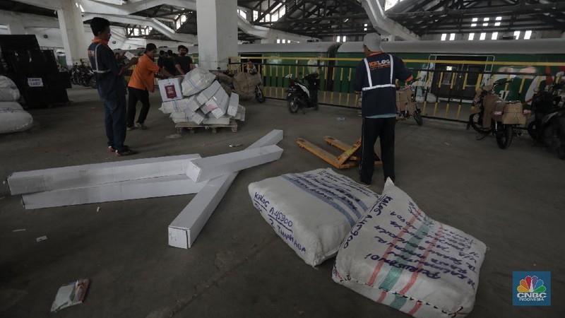 Aktivitas penerimaan barang yang akan dikirim ke kota-kota di Pulau Jawa dengan menggunakan jasa kereta barang yang dikelola oleh Rail Express di Stasiun Jakarta Gudang, Kampung Bandan, Jakarta, Rabu (29/7/2020). (վ/Tri Susilo)


Setelah sempat mengalami penurunan permintaan pengiriman barang di masa PSBB, mulai bulan Juni permintaan pengiriman barang mulai naik. 

Berdasar data PT Daop 1, pada periode 1 Juni-27 Juli Rail Express telah mengangkut 5.422 ton barang ke berbagai kota di Pulau Jawa.   


Rail Express menyediakan layanan kiriman barang retail di antaranya barang industri, paket, motor, produk UMKM, e-commerce, bahan pangan, dan lainnya. 
 

Tarif  Rail Express, misalnya untuk rute Jakarta ke Bandung tarifnya hanya Rp600/kg, Jakarta ke Surabaya hanya Rp1.500/kg dan Jakarta ke Malang hanya Rp1.700/kg. Tarif yang dikenakan adalah minimal 5 kg, kecuali untuk angkutan motor dihitung berdasarkan kapasitas CC.  


 KAI tetap menjamin keamanan barang dan selalu memberikan pelayanan yang maksimal. Pelanggan cukup menyerahkan barang ke loket Rail Express di stasiun dan mengambilnya di loket Rail Express stasiun tujuan. 


Layanan Rail Express tersedia di 60 stasiun di Pulau Jawa Khusus untuk bahan pangan, Rail Express melayani pengiriman bahan pokok, biji-bijian, buah, hewani, makanan olahan, rempah-rempah, sayur, susu, dan telur.   (վ/ Tri Susilo)