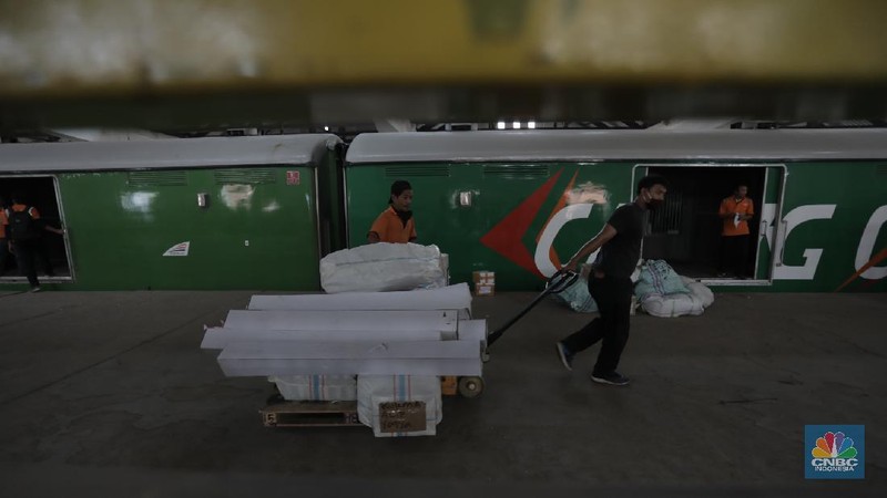 Aktivitas penerimaan barang yang akan dikirim ke kota-kota di Pulau Jawa dengan menggunakan jasa kereta barang yang dikelola oleh Rail Express di Stasiun Jakarta Gudang, Kampung Bandan, Jakarta, Rabu (29/7/2020). (վ/Tri Susilo)


Setelah sempat mengalami penurunan permintaan pengiriman barang di masa PSBB, mulai bulan Juni permintaan pengiriman barang mulai naik. 

Berdasar data PT Daop 1, pada periode 1 Juni-27 Juli Rail Express telah mengangkut 5.422 ton barang ke berbagai kota di Pulau Jawa.   


Rail Express menyediakan layanan kiriman barang retail di antaranya barang industri, paket, motor, produk UMKM, e-commerce, bahan pangan, dan lainnya. 
 

Tarif  Rail Express, misalnya untuk rute Jakarta ke Bandung tarifnya hanya Rp600/kg, Jakarta ke Surabaya hanya Rp1.500/kg dan Jakarta ke Malang hanya Rp1.700/kg. Tarif yang dikenakan adalah minimal 5 kg, kecuali untuk angkutan motor dihitung berdasarkan kapasitas CC.  


 KAI tetap menjamin keamanan barang dan selalu memberikan pelayanan yang maksimal. Pelanggan cukup menyerahkan barang ke loket Rail Express di stasiun dan mengambilnya di loket Rail Express stasiun tujuan. 


Layanan Rail Express tersedia di 60 stasiun di Pulau Jawa Khusus untuk bahan pangan, Rail Express melayani pengiriman bahan pokok, biji-bijian, buah, hewani, makanan olahan, rempah-rempah, sayur, susu, dan telur.   (վ/ Tri Susilo)