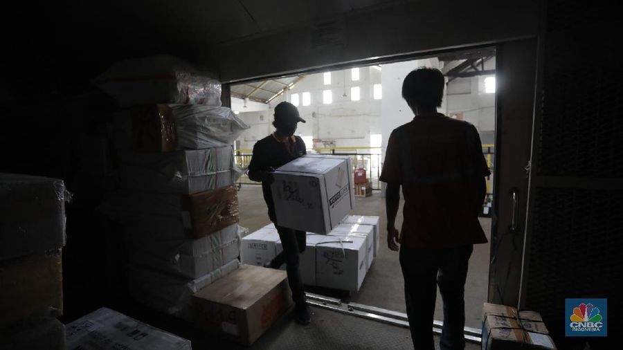 Aktivitas penerimaan barang yang akan dikirim ke kota-kota di Pulau Jawa dengan menggunakan jasa kereta barang yang dikelola oleh Rail Express di Stasiun Jakarta Gudang, Kampung Bandan, Jakarta, Rabu (29/7/2020). (CNBC Indonesia/Tri Susilo)
Setelah sempat mengalami penurunan permintaan pengiriman barang di masa PSBB, mulai bulan Juni permintaan pengiriman barang mulai naik.
Berdasar data PT Daop 1, pada periode 1 Juni-27 Juli Rail Express telah mengangkut 5.422 ton barang ke berbagai kota di Pulau Jawa.
Rail Express menyediakan layanan kiriman barang retail di antaranya barang industri, paket, motor, produk UMKM, e-commerce, bahan pangan, dan lainnya.
Tarif Rail Express, misalnya untuk rute Jakarta ke Bandung tarifnya hanya Rp600/kg, Jakarta ke Surabaya hanya Rp1.500/kg dan Jakarta ke Malang hanya Rp1.700/kg. Tarif yang dikenakan adalah minimal 5 kg, kecuali untuk angkutan motor dihitung berdasarkan kapasitas CC.
KAI tetap menjamin keamanan barang dan selalu memberikan pelayanan yang maksimal. Pelanggan cukup menyerahkan barang ke loket Rail Express di stasiun dan mengambilnya di loket Rail Express stasiun tujuan.
Layanan Rail Express tersedia di 60 stasiun di Pulau Jawa Khusus untuk bahan pangan, Rail Express melayani pengiriman bahan pokok, biji-bijian, buah, hewani, makanan olahan, rempah-rempah, sayur, susu, dan telur. (CNBC Indonesia/ Tri Susilo)