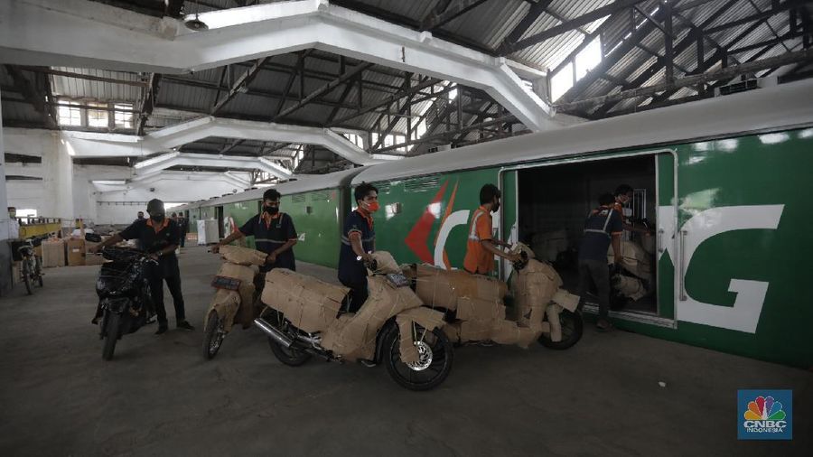 Aktivitas penerimaan barang yang akan dikirim ke kota-kota di Pulau Jawa dengan menggunakan jasa kereta barang yang dikelola oleh Rail Express di Stasiun Jakarta Gudang, Kampung Bandan, Jakarta, Rabu (29/7/2020). (CNBC Indonesia/Tri Susilo)


Setelah sempat mengalami penurunan permintaan pengiriman barang di masa PSBB, mulai bulan Juni permintaan pengiriman barang mulai naik. 

Berdasar data PT Daop 1, pada periode 1 Juni-27 Juli Rail Express telah mengangkut 5.422 ton barang ke berbagai kota di Pulau Jawa.   


Rail Express menyediakan layanan kiriman barang retail di antaranya barang industri, paket, motor, produk UMKM, e-commerce, bahan pangan, dan lainnya. 
 

Tarif  Rail Express, misalnya untuk rute Jakarta ke Bandung tarifnya hanya Rp600/kg, Jakarta ke Surabaya hanya Rp1.500/kg dan Jakarta ke Malang hanya Rp1.700/kg. Tarif yang dikenakan adalah minimal 5 kg, kecuali untuk angkutan motor dihitung berdasarkan kapasitas CC.  


 KAI tetap menjamin keamanan barang dan selalu memberikan pelayanan yang maksimal. Pelanggan cukup menyerahkan barang ke loket Rail Express di stasiun dan mengambilnya di loket Rail Express stasiun tujuan. 


Layanan Rail Express tersedia di 60 stasiun di Pulau Jawa Khusus untuk bahan pangan, Rail Express melayani pengiriman bahan pokok, biji-bijian, buah, hewani, makanan olahan, rempah-rempah, sayur, susu, dan telur.   (CNBC Indonesia/ Tri Susilo)