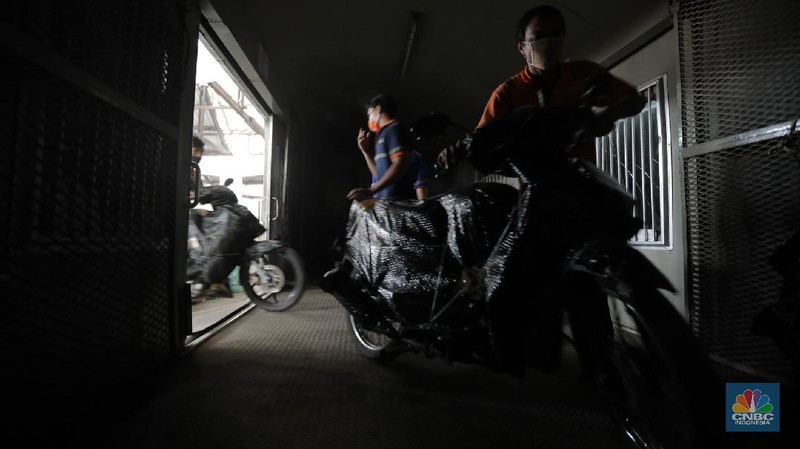 Aktivitas penerimaan barang yang akan dikirim ke kota-kota di Pulau Jawa dengan menggunakan jasa kereta barang yang dikelola oleh Rail Express di Stasiun Jakarta Gudang, Kampung Bandan, Jakarta, Rabu (29/7/2020). (վ/Tri Susilo)


Setelah sempat mengalami penurunan permintaan pengiriman barang di masa PSBB, mulai bulan Juni permintaan pengiriman barang mulai naik. 

Berdasar data PT Daop 1, pada periode 1 Juni-27 Juli Rail Express telah mengangkut 5.422 ton barang ke berbagai kota di Pulau Jawa.   


Rail Express menyediakan layanan kiriman barang retail di antaranya barang industri, paket, motor, produk UMKM, e-commerce, bahan pangan, dan lainnya. 
 

Tarif  Rail Express, misalnya untuk rute Jakarta ke Bandung tarifnya hanya Rp600/kg, Jakarta ke Surabaya hanya Rp1.500/kg dan Jakarta ke Malang hanya Rp1.700/kg. Tarif yang dikenakan adalah minimal 5 kg, kecuali untuk angkutan motor dihitung berdasarkan kapasitas CC.  


 KAI tetap menjamin keamanan barang dan selalu memberikan pelayanan yang maksimal. Pelanggan cukup menyerahkan barang ke loket Rail Express di stasiun dan mengambilnya di loket Rail Express stasiun tujuan. 


Layanan Rail Express tersedia di 60 stasiun di Pulau Jawa Khusus untuk bahan pangan, Rail Express melayani pengiriman bahan pokok, biji-bijian, buah, hewani, makanan olahan, rempah-rempah, sayur, susu, dan telur.   (վ/ Tri Susilo)