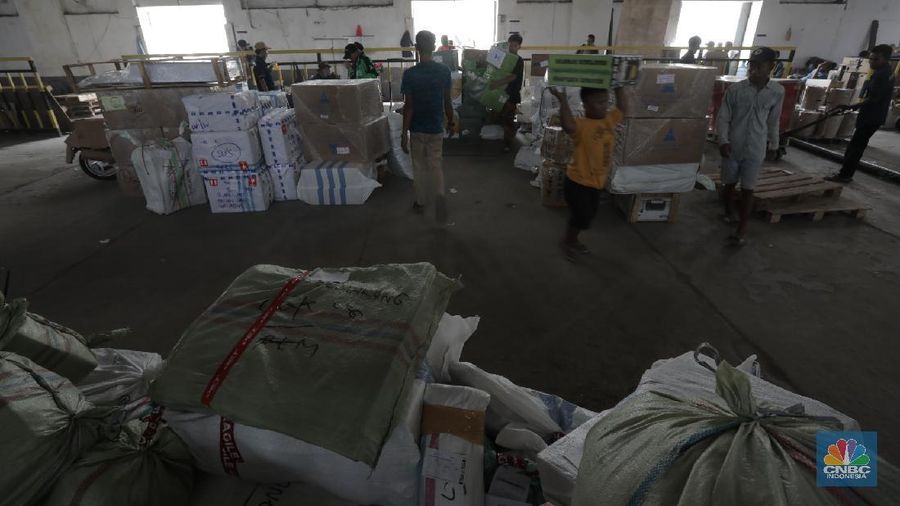 Aktivitas penerimaan barang yang akan dikirim ke kota-kota di Pulau Jawa dengan menggunakan jasa kereta barang yang dikelola oleh Rail Express di Stasiun Jakarta Gudang, Kampung Bandan, Jakarta, Rabu (29/7/2020). (վ/Tri Susilo)


Setelah sempat mengalami penurunan permintaan pengiriman barang di masa PSBB, mulai bulan Juni permintaan pengiriman barang mulai naik. 

Berdasar data PT Daop 1, pada periode 1 Juni-27 Juli Rail Express telah mengangkut 5.422 ton barang ke berbagai kota di Pulau Jawa.   


Rail Express menyediakan layanan kiriman barang retail di antaranya barang industri, paket, motor, produk UMKM, e-commerce, bahan pangan, dan lainnya. 
 

Tarif  Rail Express, misalnya untuk rute Jakarta ke Bandung tarifnya hanya Rp600/kg, Jakarta ke Surabaya hanya Rp1.500/kg dan Jakarta ke Malang hanya Rp1.700/kg. Tarif yang dikenakan adalah minimal 5 kg, kecuali untuk angkutan motor dihitung berdasarkan kapasitas CC.  


 KAI tetap menjamin keamanan barang dan selalu memberikan pelayanan yang maksimal. Pelanggan cukup menyerahkan barang ke loket Rail Express di stasiun dan mengambilnya di loket Rail Express stasiun tujuan. 


Layanan Rail Express tersedia di 60 stasiun di Pulau Jawa Khusus untuk bahan pangan, Rail Express melayani pengiriman bahan pokok, biji-bijian, buah, hewani, makanan olahan, rempah-rempah, sayur, susu, dan telur.   (վ/ Tri Susilo)
