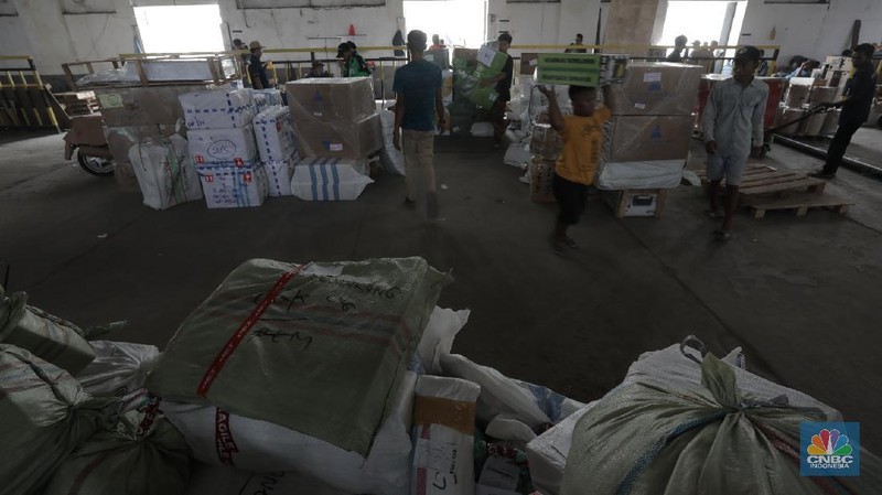 Aktivitas penerimaan barang yang akan dikirim ke kota-kota di Pulau Jawa dengan menggunakan jasa kereta barang yang dikelola oleh Rail Express di Stasiun Jakarta Gudang, Kampung Bandan, Jakarta, Rabu (29/7/2020). (վ/Tri Susilo)


Setelah sempat mengalami penurunan permintaan pengiriman barang di masa PSBB, mulai bulan Juni permintaan pengiriman barang mulai naik. 

Berdasar data PT Daop 1, pada periode 1 Juni-27 Juli Rail Express telah mengangkut 5.422 ton barang ke berbagai kota di Pulau Jawa.   


Rail Express menyediakan layanan kiriman barang retail di antaranya barang industri, paket, motor, produk UMKM, e-commerce, bahan pangan, dan lainnya. 
 

Tarif  Rail Express, misalnya untuk rute Jakarta ke Bandung tarifnya hanya Rp600/kg, Jakarta ke Surabaya hanya Rp1.500/kg dan Jakarta ke Malang hanya Rp1.700/kg. Tarif yang dikenakan adalah minimal 5 kg, kecuali untuk angkutan motor dihitung berdasarkan kapasitas CC.  


 KAI tetap menjamin keamanan barang dan selalu memberikan pelayanan yang maksimal. Pelanggan cukup menyerahkan barang ke loket Rail Express di stasiun dan mengambilnya di loket Rail Express stasiun tujuan. 


Layanan Rail Express tersedia di 60 stasiun di Pulau Jawa Khusus untuk bahan pangan, Rail Express melayani pengiriman bahan pokok, biji-bijian, buah, hewani, makanan olahan, rempah-rempah, sayur, susu, dan telur.   (վ/ Tri Susilo)