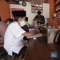 Gerai warung kopi di Tangerang Selatan menyediakan fasilitas internet gratis untuk membantu para pelajar mengikuti belajar daring. Kamis, (30/7/20). (CNBC Indonesia/Tri Susilo)

Warung kopi (warkop) di kawasan Pondok Aren, Tangerang Selatan, sediak