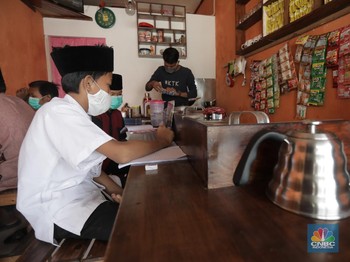 Gerai warung kopi di Tangerang Selatan menyediakan fasilitas internet gratis untuk membantu para pelajar mengikuti belajar daring. Kamis, (30/7/20). (CNBC Indonesia/Tri Susilo)

Warung kopi (warkop) di kawasan Pondok Aren, Tangerang Selatan, sediak