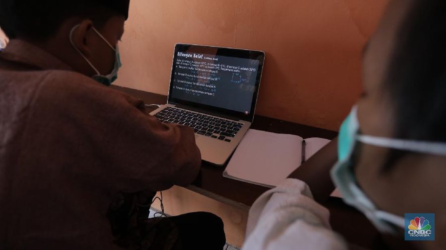 Gerai warung kopi di Tangerang Selatan menyediakan fasilitas internet gratis untuk membantu para pelajar mengikuti belajar daring. Kamis, (30/7/20). (CNBC Indonesia/Tri Susilo)

Warung kopi (warkop) di kawasan Pondok Aren, Tangerang Selatan, sediakan internet gratis untuk siswa yang kesulitan mengikuti proses belajar daring.

Rizki, selaku pemilik warung kopi mengaku tergerak untuk membantu para siswa di sekitar tempat usahanya lantaran banyak yang kesulitan mengikuti kegiatan belajar jarak jauh karena kesulitan membeli kuota internet, atau bahkan hanya memiliki satu ponsel yang digunakan orangtua mereka untuk bekerja.   

Kita kan baru mulai hari ini, alhamdulillah cukup tinggi antusiasnya. Karena kebanyakan orangtuanya cuma punya satu ponsel. Kayak yang kerjanya ojol, jadi dibawa buat tarik penumpang,