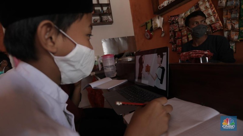 Gerai warung kopi di Tangerang Selatan menyediakan fasilitas internet gratis untuk membantu para pelajar mengikuti belajar daring. Kamis, (30/7/20). (CNBC Indonesia/Tri Susilo)

Warung kopi (warkop) di kawasan Pondok Aren, Tangerang Selatan, sediakan internet gratis untuk siswa yang kesulitan mengikuti proses belajar daring.

Rizki, selaku pemilik warung kopi mengaku tergerak untuk membantu para siswa di sekitar tempat usahanya lantaran banyak yang kesulitan mengikuti kegiatan belajar jarak jauh karena kesulitan membeli kuota internet, atau bahkan hanya memiliki satu ponsel yang digunakan orangtua mereka untuk bekerja.   

Kita kan baru mulai hari ini, alhamdulillah cukup tinggi antusiasnya. Karena kebanyakan orangtuanya cuma punya satu ponsel. Kayak yang kerjanya ojol, jadi dibawa buat tarik penumpang,