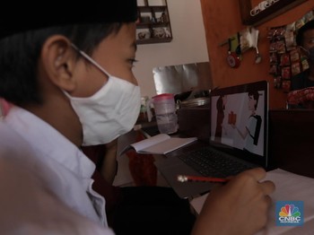 Gerai warung kopi di Tangerang Selatan menyediakan fasilitas internet gratis untuk membantu para pelajar mengikuti belajar daring. Kamis, (30/7/20). (CNBC Indonesia/Tri Susilo)Warung kopi (warkop) di kawasan Pondok Aren, Tangerang Selatan, sediakan i