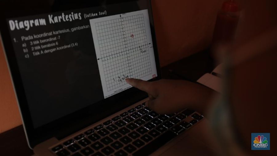 Gerai warung kopi di Tangerang Selatan menyediakan fasilitas internet gratis untuk membantu para pelajar mengikuti belajar daring. Kamis, (30/7/20). (CNBC Indonesia/Tri Susilo)

Warung kopi (warkop) di kawasan Pondok Aren, Tangerang Selatan, sediakan internet gratis untuk siswa yang kesulitan mengikuti proses belajar daring.

Rizki, selaku pemilik warung kopi mengaku tergerak untuk membantu para siswa di sekitar tempat usahanya lantaran banyak yang kesulitan mengikuti kegiatan belajar jarak jauh karena kesulitan membeli kuota internet, atau bahkan hanya memiliki satu ponsel yang digunakan orangtua mereka untuk bekerja.   

Kita kan baru mulai hari ini, alhamdulillah cukup tinggi antusiasnya. Karena kebanyakan orangtuanya cuma punya satu ponsel. Kayak yang kerjanya ojol, jadi dibawa buat tarik penumpang,
