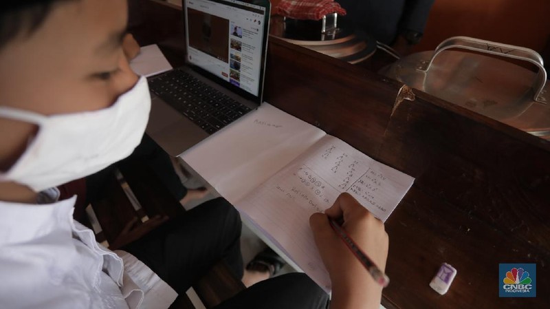 Gerai warung kopi di Tangerang Selatan menyediakan fasilitas internet gratis untuk membantu para pelajar mengikuti belajar daring. Kamis, (30/7/20). (CNBC Indonesia/Tri Susilo)

Warung kopi (warkop) di kawasan Pondok Aren, Tangerang Selatan, sediakan internet gratis untuk siswa yang kesulitan mengikuti proses belajar daring.

Rizki, selaku pemilik warung kopi mengaku tergerak untuk membantu para siswa di sekitar tempat usahanya lantaran banyak yang kesulitan mengikuti kegiatan belajar jarak jauh karena kesulitan membeli kuota internet, atau bahkan hanya memiliki satu ponsel yang digunakan orangtua mereka untuk bekerja.   

Kita kan baru mulai hari ini, alhamdulillah cukup tinggi antusiasnya. Karena kebanyakan orangtuanya cuma punya satu ponsel. Kayak yang kerjanya ojol, jadi dibawa buat tarik penumpang,