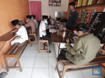 Gerai warung kopi di Tangerang Selatan menyediakan fasilitas internet gratis untuk membantu para pelajar mengikuti belajar daring. Kamis, (30/7/20). (CNBC Indonesia/Tri Susilo)

Warung kopi (warkop) di kawasan Pondok Aren, Tangerang Selatan, sediak