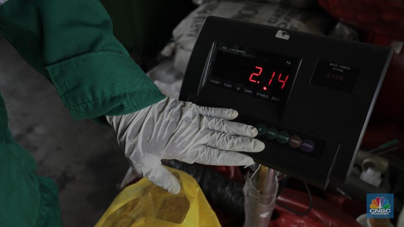 Petugas pengelolaan limbah B3 Dinas Lingkungan Hidup (DLH) membawa limbah medis warga yang akan dipilah di Cengkareng, Jakarta Barat, Kamis (30/7/20). (CNBC Indonesia/Tri Susilo) 

Pandemi Covid-19 membuat limbah medis atau infeksius di DKI Jakarta meningkat.

Kasie Pengelolaan Limbah BE Dinas Lingkungan Hidup (DLH) DKI Jakarta Rosa Ambarsari, mengatakan, pada Juli 2020 atau periode kedua saat Covid-19 mewabah, DLH DKI telah memproses 206,76 kilogram limbah medis warga yang terkumpul dari lima wilayah Jakarta.

Berdasarkan data, Jakarta Selatan menjadi wilayah dengan penyumbang limbah medis tertinggi di Ibu Kota.   

Rinciannya, 85 kilogram limbah B3 dari Jakarta Selatan, 46,75 kilogram dari Jakarta Barat, 42 kilogram dari Jakarta Timur, 21 kilogram dari Jakarta Utara, dan 12 kilogram dari Jakarta Pusat.   

Pemprov DKI menggandeng pihak ketiga untuk mengolah sampah yang berpotensi masuk dalam kategori limbah bahan beracun berbahaya (limbah B3) itu.

