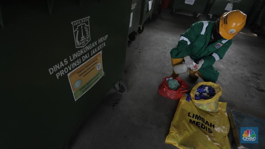 Petugas pengelolaan limbah B3 Dinas Lingkungan Hidup (DLH) membawa limbah medis warga yang akan dipilah di Cengkareng, Jakarta Barat, Kamis (30/7/20). (CNBC Indonesia/Tri Susilo) 

Pandemi Covid-19 membuat limbah medis atau infeksius di DKI Jakarta meningkat.

Kasie Pengelolaan Limbah BE Dinas Lingkungan Hidup (DLH) DKI Jakarta Rosa Ambarsari, mengatakan, pada Juli 2020 atau periode kedua saat Covid-19 mewabah, DLH DKI telah memproses 206,76 kilogram limbah medis warga yang terkumpul dari lima wilayah Jakarta.

Berdasarkan data, Jakarta Selatan menjadi wilayah dengan penyumbang limbah medis tertinggi di Ibu Kota.   

Rinciannya, 85 kilogram limbah B3 dari Jakarta Selatan, 46,75 kilogram dari Jakarta Barat, 42 kilogram dari Jakarta Timur, 21 kilogram dari Jakarta Utara, dan 12 kilogram dari Jakarta Pusat.   

Pemprov DKI menggandeng pihak ketiga untuk mengolah sampah yang berpotensi masuk dalam kategori limbah bahan beracun berbahaya (limbah B3) itu.

