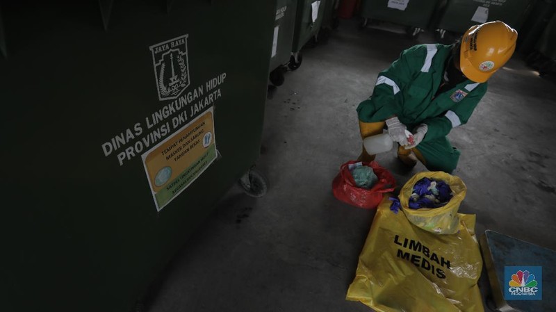 Petugas pengelolaan limbah B3 Dinas Lingkungan Hidup (DLH) membawa limbah medis warga yang akan dipilah di Cengkareng, Jakarta Barat, Kamis (30/7/20). (CNBC Indonesia/Tri Susilo) 

Pandemi Covid-19 membuat limbah medis atau infeksius di DKI Jakarta meningkat.

Kasie Pengelolaan Limbah BE Dinas Lingkungan Hidup (DLH) DKI Jakarta Rosa Ambarsari, mengatakan, pada Juli 2020 atau periode kedua saat Covid-19 mewabah, DLH DKI telah memproses 206,76 kilogram limbah medis warga yang terkumpul dari lima wilayah Jakarta.

Berdasarkan data, Jakarta Selatan menjadi wilayah dengan penyumbang limbah medis tertinggi di Ibu Kota.   

Rinciannya, 85 kilogram limbah B3 dari Jakarta Selatan, 46,75 kilogram dari Jakarta Barat, 42 kilogram dari Jakarta Timur, 21 kilogram dari Jakarta Utara, dan 12 kilogram dari Jakarta Pusat.   

Pemprov DKI menggandeng pihak ketiga untuk mengolah sampah yang berpotensi masuk dalam kategori limbah bahan beracun berbahaya (limbah B3) itu.

