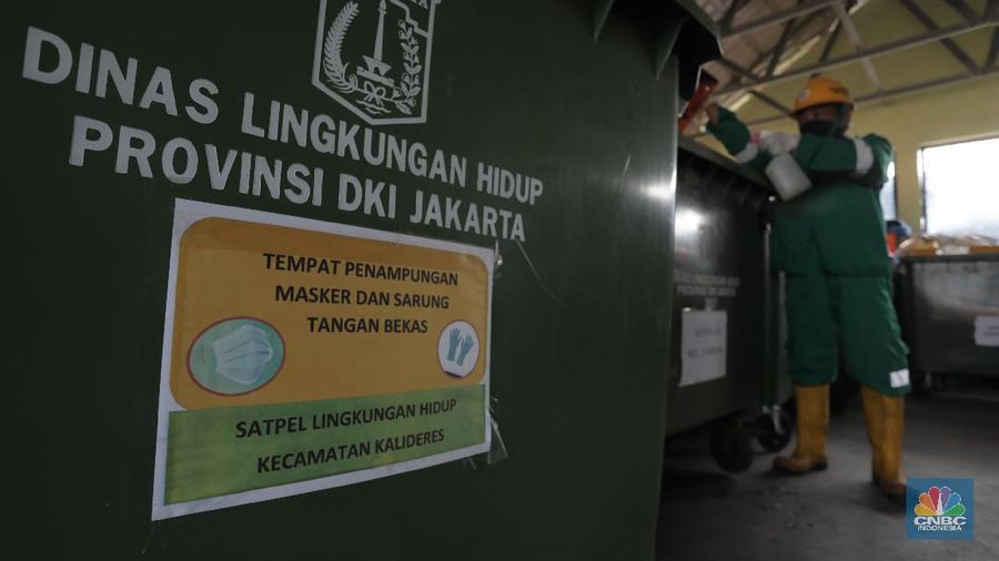 Petugas pengelolaan limbah B3 Dinas Lingkungan Hidup (DLH) membawa limbah medis warga yang akan dipilah di Cengkareng, Jakarta Barat, Kamis (30/7/20). (CNBC Indonesia/Tri Susilo) 

Pandemi Covid-19 membuat limbah medis atau infeksius di DKI Jakarta meningkat.

Kasie Pengelolaan Limbah BE Dinas Lingkungan Hidup (DLH) DKI Jakarta Rosa Ambarsari, mengatakan, pada Juli 2020 atau periode kedua saat Covid-19 mewabah, DLH DKI telah memproses 206,76 kilogram limbah medis warga yang terkumpul dari lima wilayah Jakarta.

Berdasarkan data, Jakarta Selatan menjadi wilayah dengan penyumbang limbah medis tertinggi di Ibu Kota.   

Rinciannya, 85 kilogram limbah B3 dari Jakarta Selatan, 46,75 kilogram dari Jakarta Barat, 42 kilogram dari Jakarta Timur, 21 kilogram dari Jakarta Utara, dan 12 kilogram dari Jakarta Pusat.   

Pemprov DKI menggandeng pihak ketiga untuk mengolah sampah yang berpotensi masuk dalam kategori limbah bahan beracun berbahaya (limbah B3) itu.

