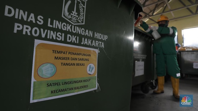 Petugas pengelolaan limbah B3 Dinas Lingkungan Hidup (DLH) membawa limbah medis warga yang akan dipilah di Cengkareng, Jakarta Barat, Kamis (30/7/20). (CNBC Indonesia/Tri Susilo) 

Pandemi Covid-19 membuat limbah medis atau infeksius di DKI Jakarta meningkat.

Kasie Pengelolaan Limbah BE Dinas Lingkungan Hidup (DLH) DKI Jakarta Rosa Ambarsari, mengatakan, pada Juli 2020 atau periode kedua saat Covid-19 mewabah, DLH DKI telah memproses 206,76 kilogram limbah medis warga yang terkumpul dari lima wilayah Jakarta.

Berdasarkan data, Jakarta Selatan menjadi wilayah dengan penyumbang limbah medis tertinggi di Ibu Kota.   

Rinciannya, 85 kilogram limbah B3 dari Jakarta Selatan, 46,75 kilogram dari Jakarta Barat, 42 kilogram dari Jakarta Timur, 21 kilogram dari Jakarta Utara, dan 12 kilogram dari Jakarta Pusat.   

Pemprov DKI menggandeng pihak ketiga untuk mengolah sampah yang berpotensi masuk dalam kategori limbah bahan beracun berbahaya (limbah B3) itu.

