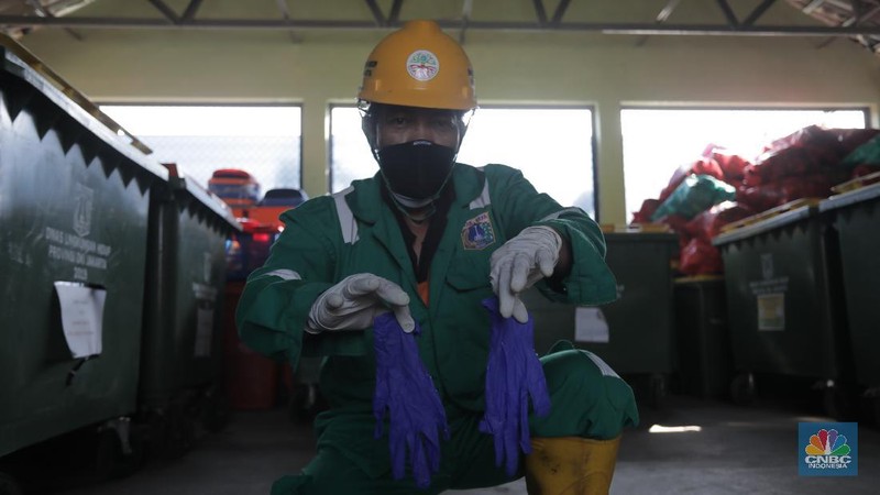 Petugas pengelolaan limbah B3 Dinas Lingkungan Hidup (DLH) membawa limbah medis warga yang akan dipilah di Cengkareng, Jakarta Barat, Kamis (30/7/20). (CNBC Indonesia/Tri Susilo) 

Pandemi Covid-19 membuat limbah medis atau infeksius di DKI Jakarta meningkat.

Kasie Pengelolaan Limbah BE Dinas Lingkungan Hidup (DLH) DKI Jakarta Rosa Ambarsari, mengatakan, pada Juli 2020 atau periode kedua saat Covid-19 mewabah, DLH DKI telah memproses 206,76 kilogram limbah medis warga yang terkumpul dari lima wilayah Jakarta.

Berdasarkan data, Jakarta Selatan menjadi wilayah dengan penyumbang limbah medis tertinggi di Ibu Kota.   

Rinciannya, 85 kilogram limbah B3 dari Jakarta Selatan, 46,75 kilogram dari Jakarta Barat, 42 kilogram dari Jakarta Timur, 21 kilogram dari Jakarta Utara, dan 12 kilogram dari Jakarta Pusat.   

Pemprov DKI menggandeng pihak ketiga untuk mengolah sampah yang berpotensi masuk dalam kategori limbah bahan beracun berbahaya (limbah B3) itu.

