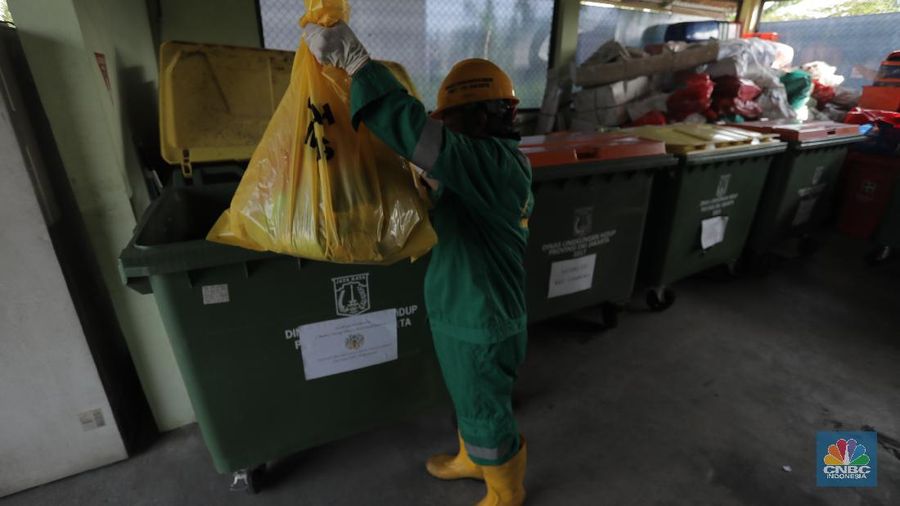 Petugas pengelolaan limbah B3 Dinas Lingkungan Hidup (DLH) membawa limbah medis warga yang akan dipilah di Cengkareng, Jakarta Barat, Kamis (30/7/20). (CNBC Indonesia/Tri Susilo) 

Pandemi Covid-19 membuat limbah medis atau infeksius di DKI Jakarta meningkat.

Kasie Pengelolaan Limbah BE Dinas Lingkungan Hidup (DLH) DKI Jakarta Rosa Ambarsari, mengatakan, pada Juli 2020 atau periode kedua saat Covid-19 mewabah, DLH DKI telah memproses 206,76 kilogram limbah medis warga yang terkumpul dari lima wilayah Jakarta.

Berdasarkan data, Jakarta Selatan menjadi wilayah dengan penyumbang limbah medis tertinggi di Ibu Kota.   

Rinciannya, 85 kilogram limbah B3 dari Jakarta Selatan, 46,75 kilogram dari Jakarta Barat, 42 kilogram dari Jakarta Timur, 21 kilogram dari Jakarta Utara, dan 12 kilogram dari Jakarta Pusat.   

Pemprov DKI menggandeng pihak ketiga untuk mengolah sampah yang berpotensi masuk dalam kategori limbah bahan beracun berbahaya (limbah B3) itu.

