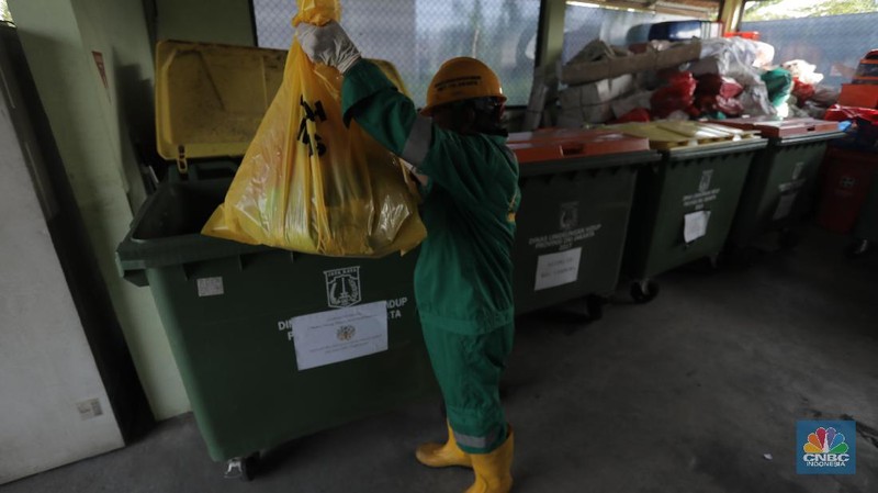 Petugas pengelolaan limbah B3 Dinas Lingkungan Hidup (DLH) membawa limbah medis warga yang akan dipilah di Cengkareng, Jakarta Barat, Kamis (30/7/20). (CNBC Indonesia/Tri Susilo) 

Pandemi Covid-19 membuat limbah medis atau infeksius di DKI Jakarta meningkat.

Kasie Pengelolaan Limbah BE Dinas Lingkungan Hidup (DLH) DKI Jakarta Rosa Ambarsari, mengatakan, pada Juli 2020 atau periode kedua saat Covid-19 mewabah, DLH DKI telah memproses 206,76 kilogram limbah medis warga yang terkumpul dari lima wilayah Jakarta.

Berdasarkan data, Jakarta Selatan menjadi wilayah dengan penyumbang limbah medis tertinggi di Ibu Kota.   

Rinciannya, 85 kilogram limbah B3 dari Jakarta Selatan, 46,75 kilogram dari Jakarta Barat, 42 kilogram dari Jakarta Timur, 21 kilogram dari Jakarta Utara, dan 12 kilogram dari Jakarta Pusat.   

Pemprov DKI menggandeng pihak ketiga untuk mengolah sampah yang berpotensi masuk dalam kategori limbah bahan beracun berbahaya (limbah B3) itu.

