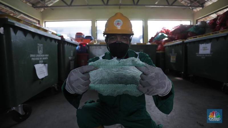 Petugas pengelolaan limbah B3 Dinas Lingkungan Hidup (DLH) membawa limbah medis warga yang akan dipilah di Cengkareng, Jakarta Barat, Kamis (30/7/20). (CNBC Indonesia/Tri Susilo) 

Pandemi Covid-19 membuat limbah medis atau infeksius di DKI Jakarta meningkat.

Kasie Pengelolaan Limbah BE Dinas Lingkungan Hidup (DLH) DKI Jakarta Rosa Ambarsari, mengatakan, pada Juli 2020 atau periode kedua saat Covid-19 mewabah, DLH DKI telah memproses 206,76 kilogram limbah medis warga yang terkumpul dari lima wilayah Jakarta.

Berdasarkan data, Jakarta Selatan menjadi wilayah dengan penyumbang limbah medis tertinggi di Ibu Kota.   

Rinciannya, 85 kilogram limbah B3 dari Jakarta Selatan, 46,75 kilogram dari Jakarta Barat, 42 kilogram dari Jakarta Timur, 21 kilogram dari Jakarta Utara, dan 12 kilogram dari Jakarta Pusat.   

Pemprov DKI menggandeng pihak ketiga untuk mengolah sampah yang berpotensi masuk dalam kategori limbah bahan beracun berbahaya (limbah B3) itu.

