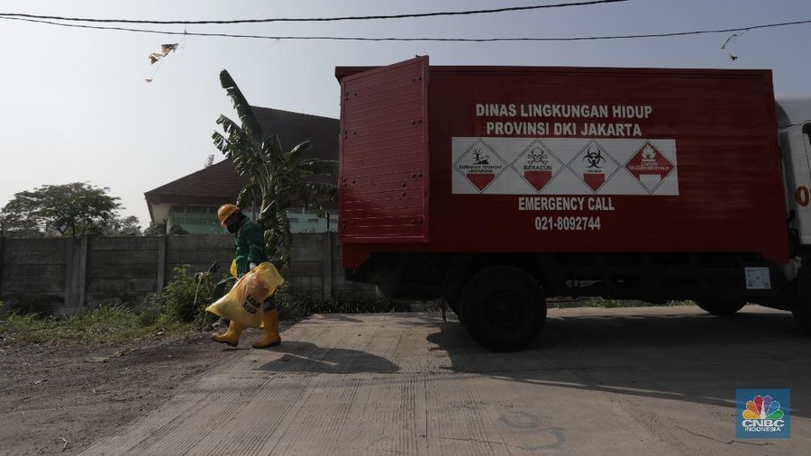 Petugas pengelolaan limbah B3 Dinas Lingkungan Hidup (DLH) membawa limbah medis warga yang akan dipilah di Cengkareng, Jakarta Barat, Kamis (30/7/20). (CNBC Indonesia/Tri Susilo) 

Pandemi Covid-19 membuat limbah medis atau infeksius di DKI Jakarta meningkat.

Kasie Pengelolaan Limbah BE Dinas Lingkungan Hidup (DLH) DKI Jakarta Rosa Ambarsari, mengatakan, pada Juli 2020 atau periode kedua saat Covid-19 mewabah, DLH DKI telah memproses 206,76 kilogram limbah medis warga yang terkumpul dari lima wilayah Jakarta.

Berdasarkan data, Jakarta Selatan menjadi wilayah dengan penyumbang limbah medis tertinggi di Ibu Kota.   

Rinciannya, 85 kilogram limbah B3 dari Jakarta Selatan, 46,75 kilogram dari Jakarta Barat, 42 kilogram dari Jakarta Timur, 21 kilogram dari Jakarta Utara, dan 12 kilogram dari Jakarta Pusat.   

Pemprov DKI menggandeng pihak ketiga untuk mengolah sampah yang berpotensi masuk dalam kategori limbah bahan beracun berbahaya (limbah B3) itu.

