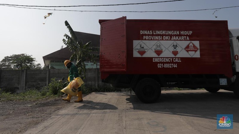 Petugas pengelolaan limbah B3 Dinas Lingkungan Hidup (DLH) membawa limbah medis warga yang akan dipilah di Cengkareng, Jakarta Barat, Kamis (30/7/20). (CNBC Indonesia/Tri Susilo) 

Pandemi Covid-19 membuat limbah medis atau infeksius di DKI Jakarta meningkat.

Kasie Pengelolaan Limbah BE Dinas Lingkungan Hidup (DLH) DKI Jakarta Rosa Ambarsari, mengatakan, pada Juli 2020 atau periode kedua saat Covid-19 mewabah, DLH DKI telah memproses 206,76 kilogram limbah medis warga yang terkumpul dari lima wilayah Jakarta.

Berdasarkan data, Jakarta Selatan menjadi wilayah dengan penyumbang limbah medis tertinggi di Ibu Kota.   

Rinciannya, 85 kilogram limbah B3 dari Jakarta Selatan, 46,75 kilogram dari Jakarta Barat, 42 kilogram dari Jakarta Timur, 21 kilogram dari Jakarta Utara, dan 12 kilogram dari Jakarta Pusat.   

Pemprov DKI menggandeng pihak ketiga untuk mengolah sampah yang berpotensi masuk dalam kategori limbah bahan beracun berbahaya (limbah B3) itu.

