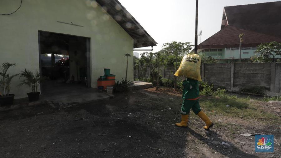 Petugas pengelolaan limbah B3 Dinas Lingkungan Hidup (DLH) membawa limbah medis warga yang akan dipilah di Cengkareng, Jakarta Barat, Kamis (30/7/20). (CNBC Indonesia/Tri Susilo) 

Pandemi Covid-19 membuat limbah medis atau infeksius di DKI Jakarta meningkat.

Kasie Pengelolaan Limbah BE Dinas Lingkungan Hidup (DLH) DKI Jakarta Rosa Ambarsari, mengatakan, pada Juli 2020 atau periode kedua saat Covid-19 mewabah, DLH DKI telah memproses 206,76 kilogram limbah medis warga yang terkumpul dari lima wilayah Jakarta.

Berdasarkan data, Jakarta Selatan menjadi wilayah dengan penyumbang limbah medis tertinggi di Ibu Kota.   

Rinciannya, 85 kilogram limbah B3 dari Jakarta Selatan, 46,75 kilogram dari Jakarta Barat, 42 kilogram dari Jakarta Timur, 21 kilogram dari Jakarta Utara, dan 12 kilogram dari Jakarta Pusat.   

Pemprov DKI menggandeng pihak ketiga untuk mengolah sampah yang berpotensi masuk dalam kategori limbah bahan beracun berbahaya (limbah B3) itu.

